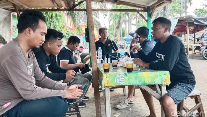 Ketua RT 3, RW 04, Kelurahan Manggisan, Kecamatan Burneh Abdurrahem (paling kanan-baju hitam).