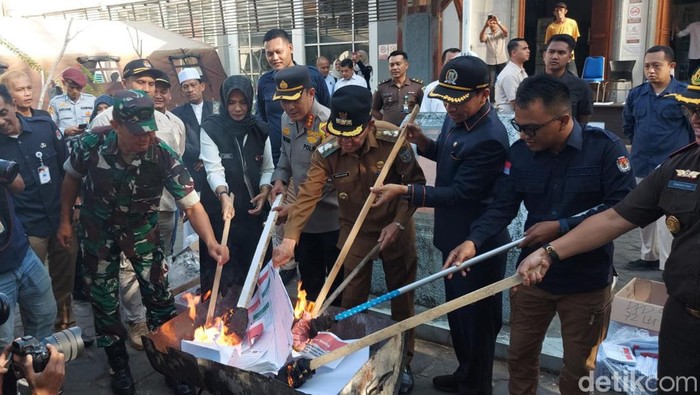 KIP Kota Banda Aceh memusnahkan 1.775 surat suara sisa baik maupun rusak dengan cara dibakar. (Agus Setyadi/detikSumut)