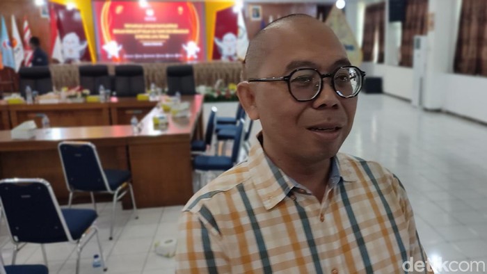 Komisioner KPU Jateng Paulus Widiyantoro saat memberikan keterangan pers kepada awak media di Kantor KPU Jateng, Semarang, Selasa (13/2/2024).