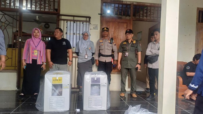 Kotak suara di Gunungsari, Wonosamodro, Boyolali yang  dimakan rayap diganti yang baru.