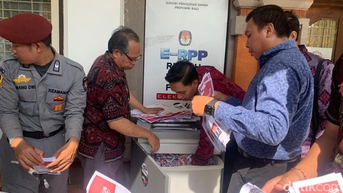 KPU Bali memusnahkan surat suara berlebih.