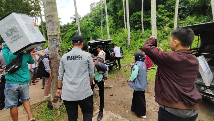 KPU Bone Bolango mendistribusikan logistik pemilu di Dusun Waolo.