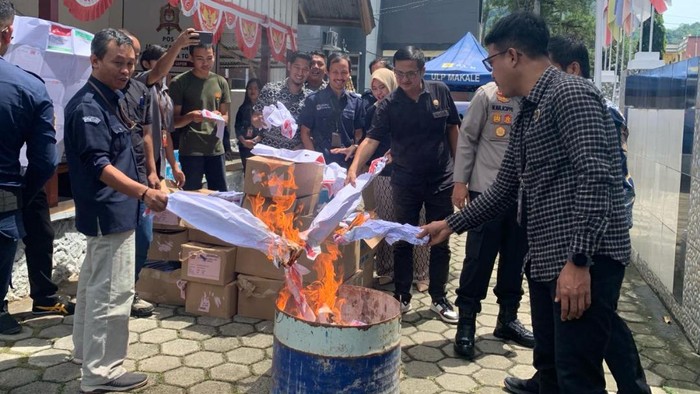 KPU Tana Toraja memusnahkan surat suara rusak dan berlebih.