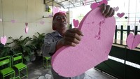 Petugas mengatakan mendekorasi TPS juga untuk memberikan semangat kepada para pemilih untuk datang ke TPS.
