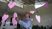 Tampak TPS itu dihiasi simbol simbol hati.