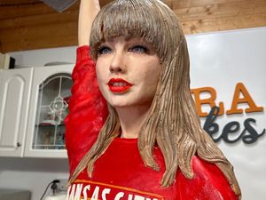 Mirip Aslinya! Baker Ini Bikin Kue Berbentuk Taylor Swift untuk Ramaikan Super Bowl