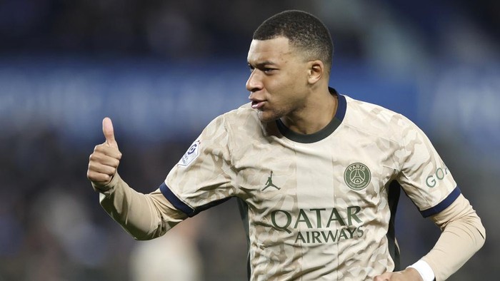 PSGs Kylian Mbappe reacts during the French League One soccer match between Strasbourg and Paris Saint-Germain at Stade de la Meinau stadium in Strasbourg, France, Friday, Feb. 2, 2024. (AP Photo/Jean-Francois Badias)