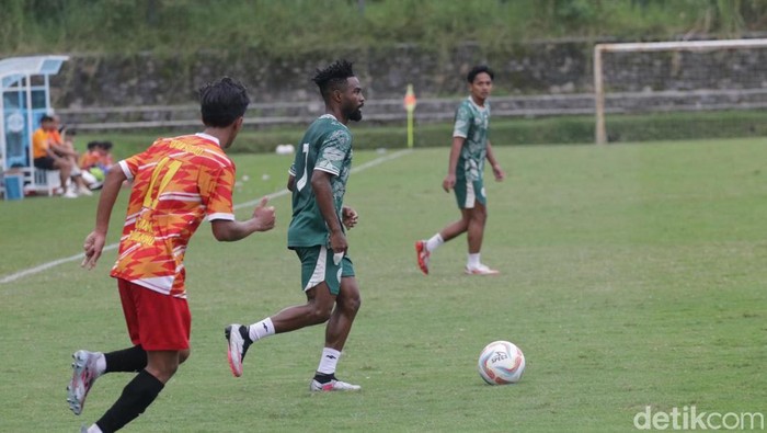 Laga uji coba PSS Sleman vs Betajaya, Selasa (13/2/2024).
