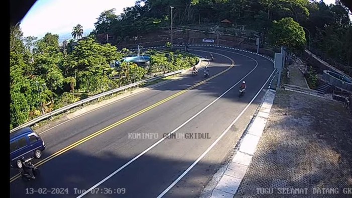 Kondisi lalu lintas di Gunungkidul, Selasa (13/2/2024)) pukul 07.36 WIB