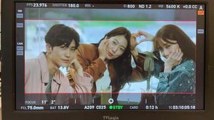 7 Foto Lee Sung Kyung Reuni Bareng Park Shin Hye, Jadi Cameo Doctor Slump