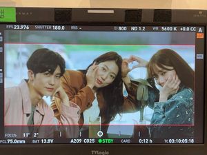 7 Foto Lee Sung Kyung Reuni Bareng Park Shin Hye, Jadi Cameo Doctor Slump