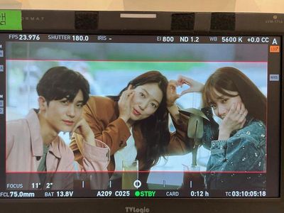 7 Foto Lee Sung Kyung Reuni Bareng Park Shin Hye, Jadi Cameo Doctor Slump