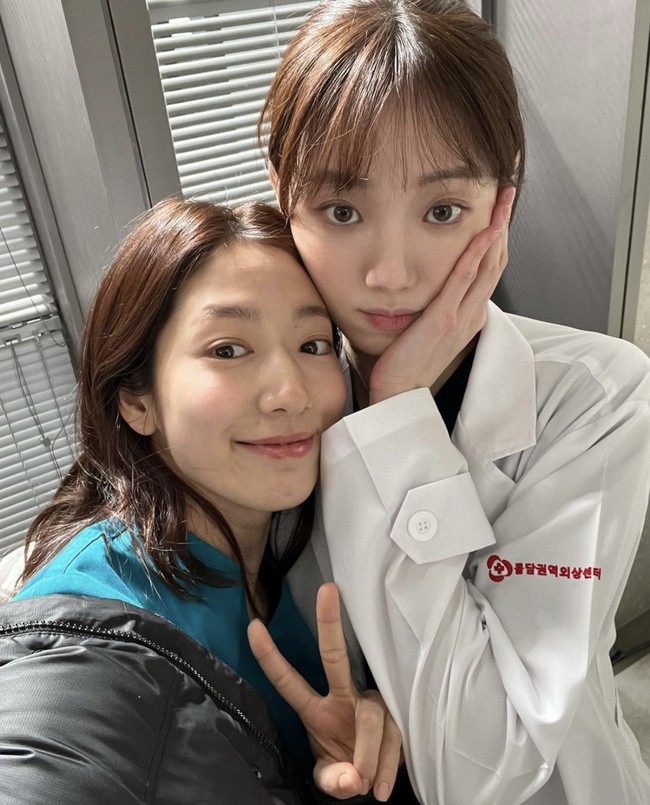Lee Sung Kyung membuat penampilan spesial dalam episode terbaru drama Korea Doctor Slump. Drama medis itu menjadi ajang reuninya dengan Park Shin Hye setelah membintangi Doctors pada tahun 2016. Foto: Instagram
