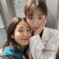 Lee Sung Kyung membuat penampilan spesial dalam episode terbaru drama Korea Doctor Slump. Drama medis itu menjadi ajang reuninya dengan Park Shin Hye setelah membintangi Doctors pada tahun 2016. Foto: Instagram
