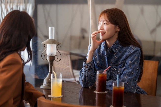 Adegan lain menyorot Park Shin Hye, Lee Sung Kyung, dan Park Hyung Sik asik mengobrol, mengenang masa SMA. Foto: Instagram