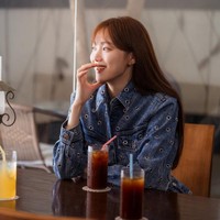 Adegan lain menyorot Park Shin Hye, Lee Sung Kyung, dan Park Hyung Sik asik mengobrol, mengenang masa SMA. Foto: Instagram