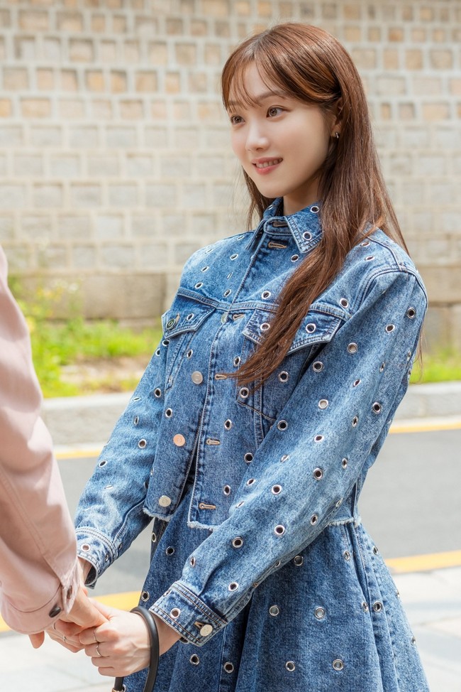 Setelah 14 tahun, ketiga murid terpintar di sekolahnya itu bertemu kembali secara tak sengaja. Karakter Lee Sung Kyung, Han Woo Ri langsung meraih tangan Park Hyung Sik dan membuat Park Shin Hye cemburu. Foto: Instagram