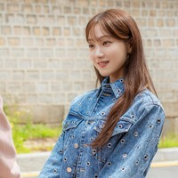 Setelah 14 tahun, ketiga murid terpintar di sekolahnya itu bertemu kembali secara tak sengaja. Karakter Lee Sung Kyung, Han Woo Ri langsung meraih tangan Park Hyung Sik dan membuat Park Shin Hye cemburu. Foto: Instagram