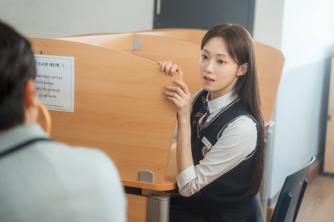 Meskipun tampil singkat, penonton drama Korea Doctor Slump girang melihat wajah Lee Sung Kyung. Dia dikisahkan sebagai teman sekelas Park Hyung Sik dan Park Shin Hye yang tak kalah jenius sewaktu SMA. Foto: Instagram