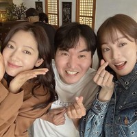 Kemunculan Lee Sung Kyung terwujud berkat permintaan sutradara Doctor Slump, Oh Hyun Jong. Ialah yang berada di balik kesukesan drama Korea Weightlifting Fairy Kim Bok Joo, drama romcom yang dibintangi Lee Sung Kyung dengan Nam Joo Hyuk. Foto: Instagram