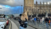 Taila berfoto dengan latar belakang Big Ben di Inggris. Atas pengakuannya itu, Taila mendapat banyak hujatan. Banyak netizen yang menyebutnya murahan. (Instagram/@tailamaddison)