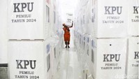 Distribusi ini dilakukan dari GOR tempat penampungan logistik.  