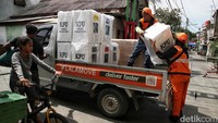 Lalu dari GOR dilakukan pendistribusian ke setiap kelurahan dan di drop di kantor RW.  