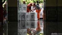 Kotak suara beserta logistiknya tersebut dalam keadaan tergembok.  