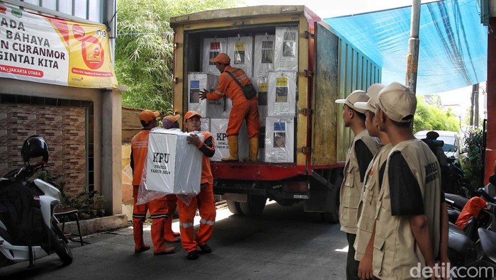 Logistik Pemilu 2024 Mulai Didistribusikan ke Kantor RW Jakarta Distribusi logistik Pemilu 2024 dilakukan secara serentak di Jakarta. Hari ini logistik Pemilu didistribusikan hingga ke kantor RW.