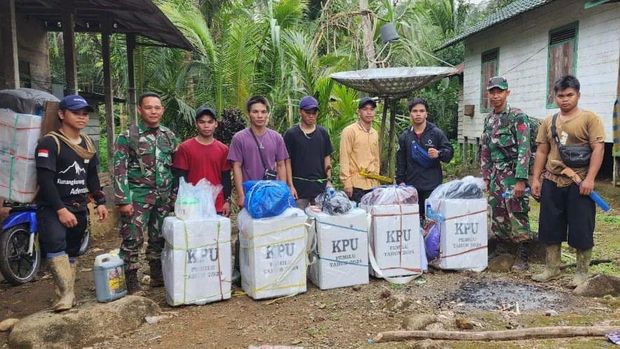 Logistik Pemilu 2024 mulai didistribusikan ke wilayah-wilayah pemungutan suara. TNI-Polri mengawal distribusi logistik agar pemilu berjalan lancar. (dok IG @puspentni)