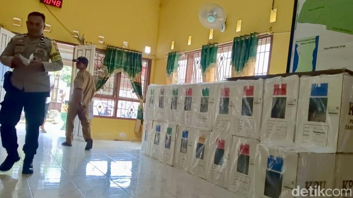 Logistik pemilu tiba di salah satu desa di Pinrang.