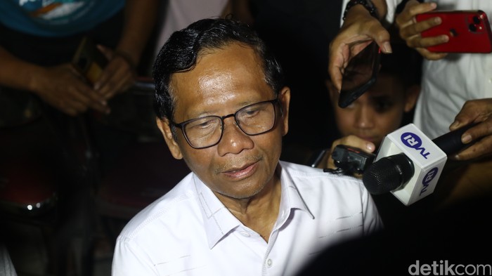 Cawapres 03 Mahfud Md saat menggelar tahlilan di depan kediamannya di Sambilegi Lor, Sleman, Selasa malam (13/2/2024).