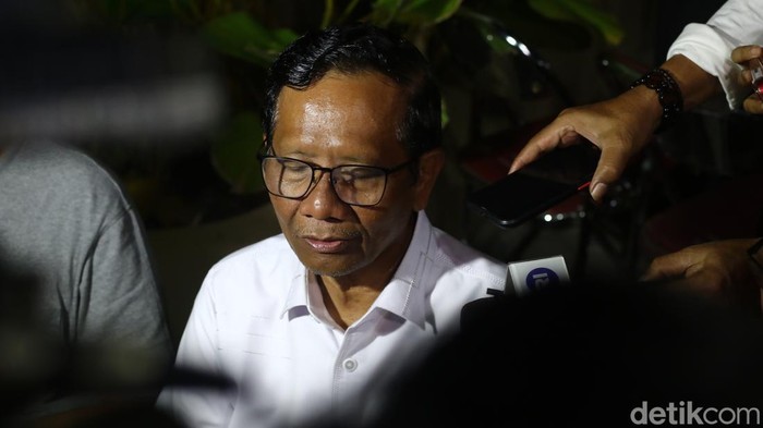 Cawapres 03 Mahfud Md saat menggelar tahlilan di depan kediamannya di Sambilegi Lor, Sleman, Selasa malam (13/2/2024).