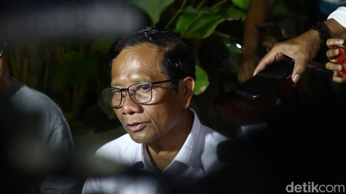 Cawapres 03 Mahfud Md saat menggelar tahlilan di depan kediamannya di Sambilegi Lor, Sleman, Selasa malam (13/2/2024).