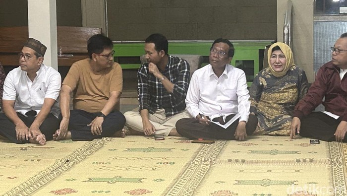 Mahfud Md dalam tirakatan di kediamannya, Sleman, DIY, 13 Februari 2024. (Kadek Melda Luxiana/detikcom)