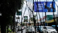 Baliho ini berisi narasi Masih Ingat Saya?.  