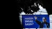 Baliho bergambar SBY terpasang di kawasan Lebak Bulus, Jakarta, Selasa (13/2/2024).