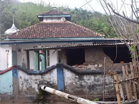 Masjid di Teluk Gok, Lombok Barat, NTB yang rusak.