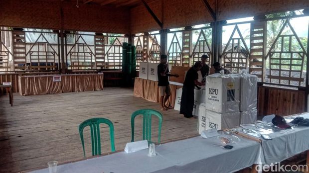 Melihat kesiapan TPS di tiga Kasepuhan Adat Banten Kidul yang berada di wilayah Desa Sirnaresmi Kecamatan Cisolok, Kabupaten Sukabumi