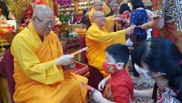 Acara diakhiri dengan pembagian angpao, jeruk, dan snack kepada para umat yang mengantre dengan tertib.  