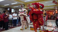Atraksi barongsai juga memeriahkan perayaan Tahun Baru Imlek tersebut.  