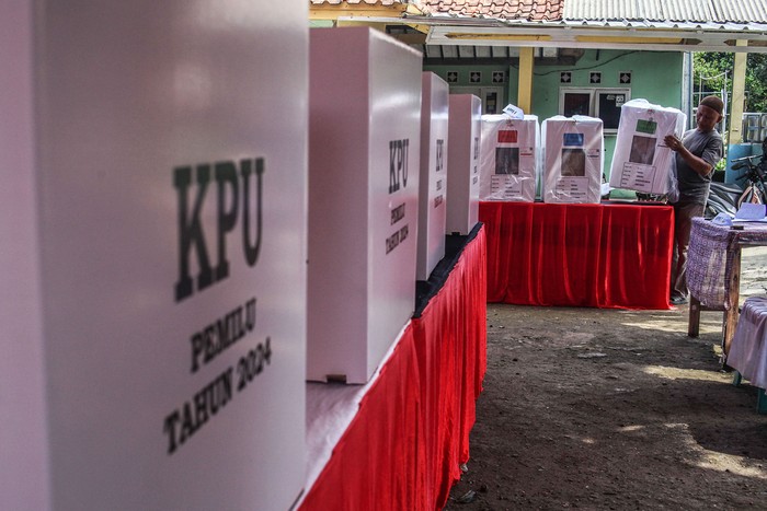 Petugas mempersiapkan logistik Pemilihan Umum 2024 di Tempat Pemungutan Suara (TPS), Cibinong, Kabupaten Bogor, Jawa Barat, Selasa (13/2/2024). Pesiapan dilakukan dengan memasang kebutuhan logistik Pemilu 2024 di TPS serta personel keamanan yang berjaga 24 jam untuk kelangsungan pemilu 14 Februari 2024 mendatang. ANTARA FOTO/Yulius Satria Wijaya/foc.