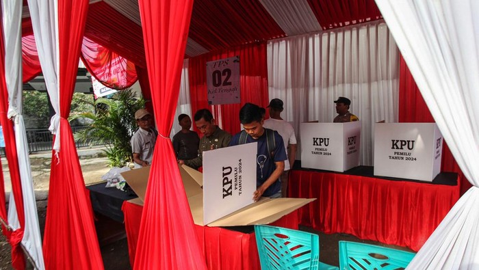 Petugas mempersiapkan logistik Pemilihan Umum 2024 di Tempat Pemungutan Suara (TPS), Cibinong, Kabupaten Bogor, Jawa Barat, Selasa (13/2/2024). Pesiapan dilakukan dengan memasang kebutuhan logistik Pemilu 2024 di TPS serta personel keamanan yang berjaga 24 jam untuk kelangsungan pemilu 14 Februari 2024 mendatang. ANTARA FOTO/Yulius Satria Wijaya/foc.