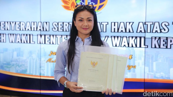 Keluarga Nirina Zubir akhirnya mendapatkan sertifikat tanah yang jadi korban mafia tanah. Penyerahan prosesi penyerahan berlangsung di Kantor Wilayah BPN Provinsi DKI Jakarta.