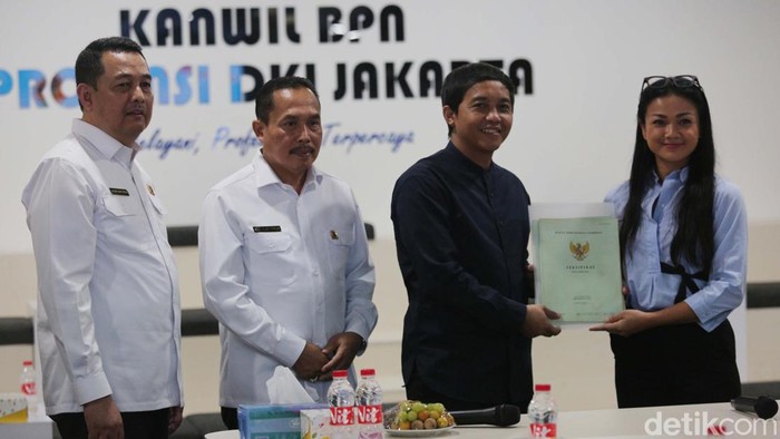 Menang Lawan Mafia Tanah, Nirina Zubir Terima Sertifikat Tanah Keluarga Nirina Zubir akhirnya mendapatkan sertifikat tanah yang jadi korban mafia tanah. Penyerahan prosesi penyerahan berlangsung di Kantor Wilayah BPN Provinsi DKI Jakarta.
