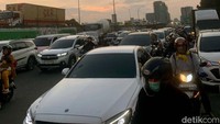 Kendaraan akan semakin mengular panjang di jam pergi dan pulang kantor.