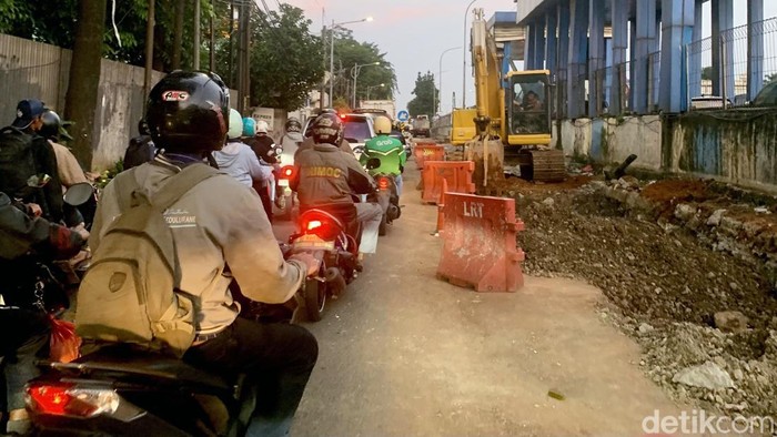 Mengular Setiap Hari di Jl TB Simatupang Gegara Proyek Kolam Retensi Pembangunan polder atau kolam retensi di Jalan TB Simatupang, Jakarta Selatan bikin macet setiap hari. Hal ini dikelauhkan warga pengguna jalan.