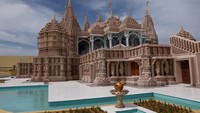 Bochasanwasi Akshar Purushottam Swaminarayan Sanstha (BAPS) Hindu Mandir merupakan kuil Hindu pertama yang berada di Timur Tengah. (REUTERS/Amr Alfiky)
