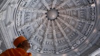 Kuil ini menampung tujuh kuil, masing-masing didedikasikan untuk dewa berbeda yang berasal dari India Utara, Timur, Barat dan Selatan. (REUTERS/Amr Alfiky)