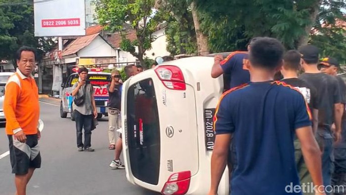 Mobil Ayla terguling di jalan Merbabu, Sikenong, Kecamatan Klaten Tengah, Klaten, Selasa (13/2/2024).